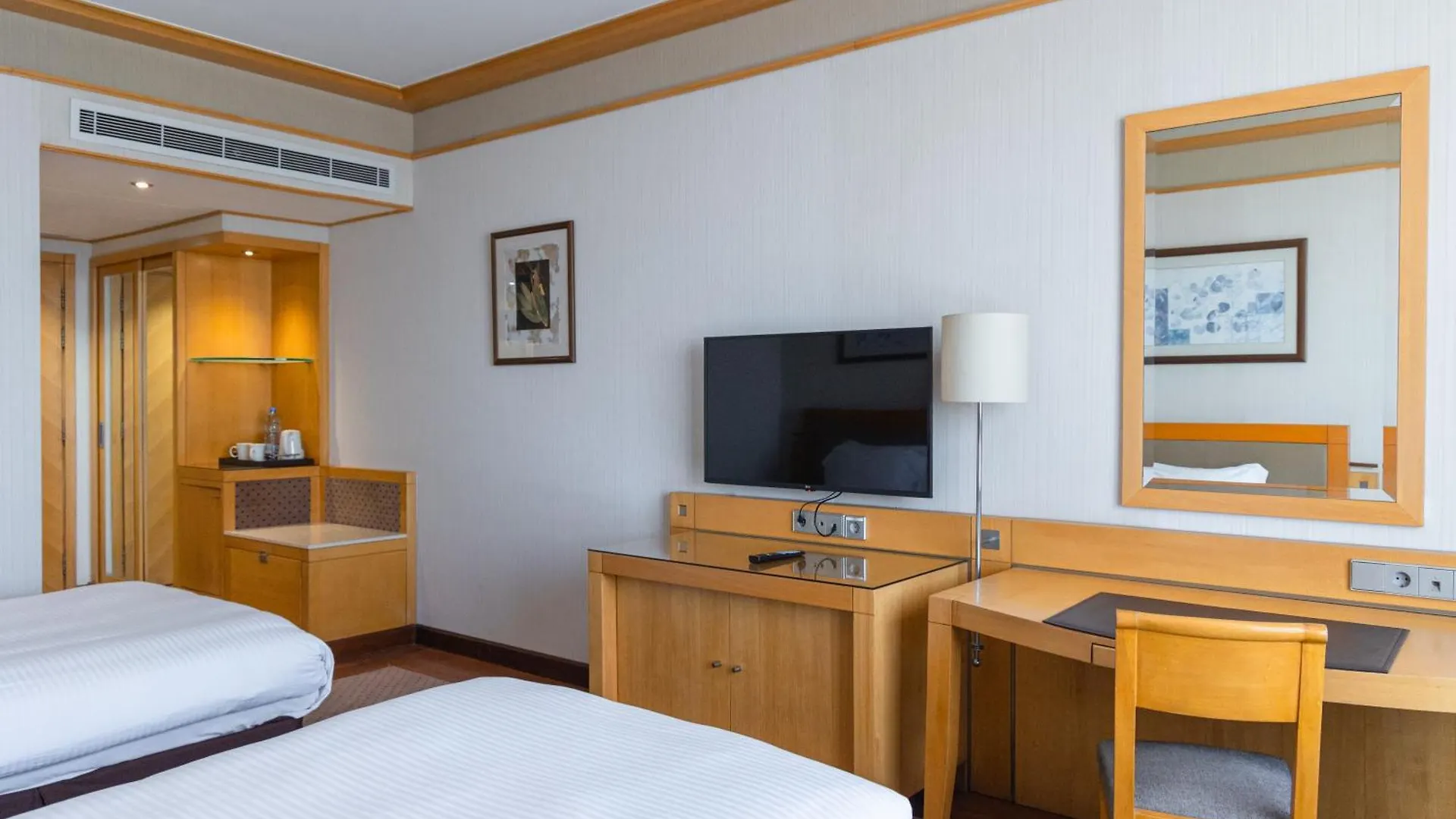 Crowne Plaza Hamra Beirut By Ihg Hotel 5*,
